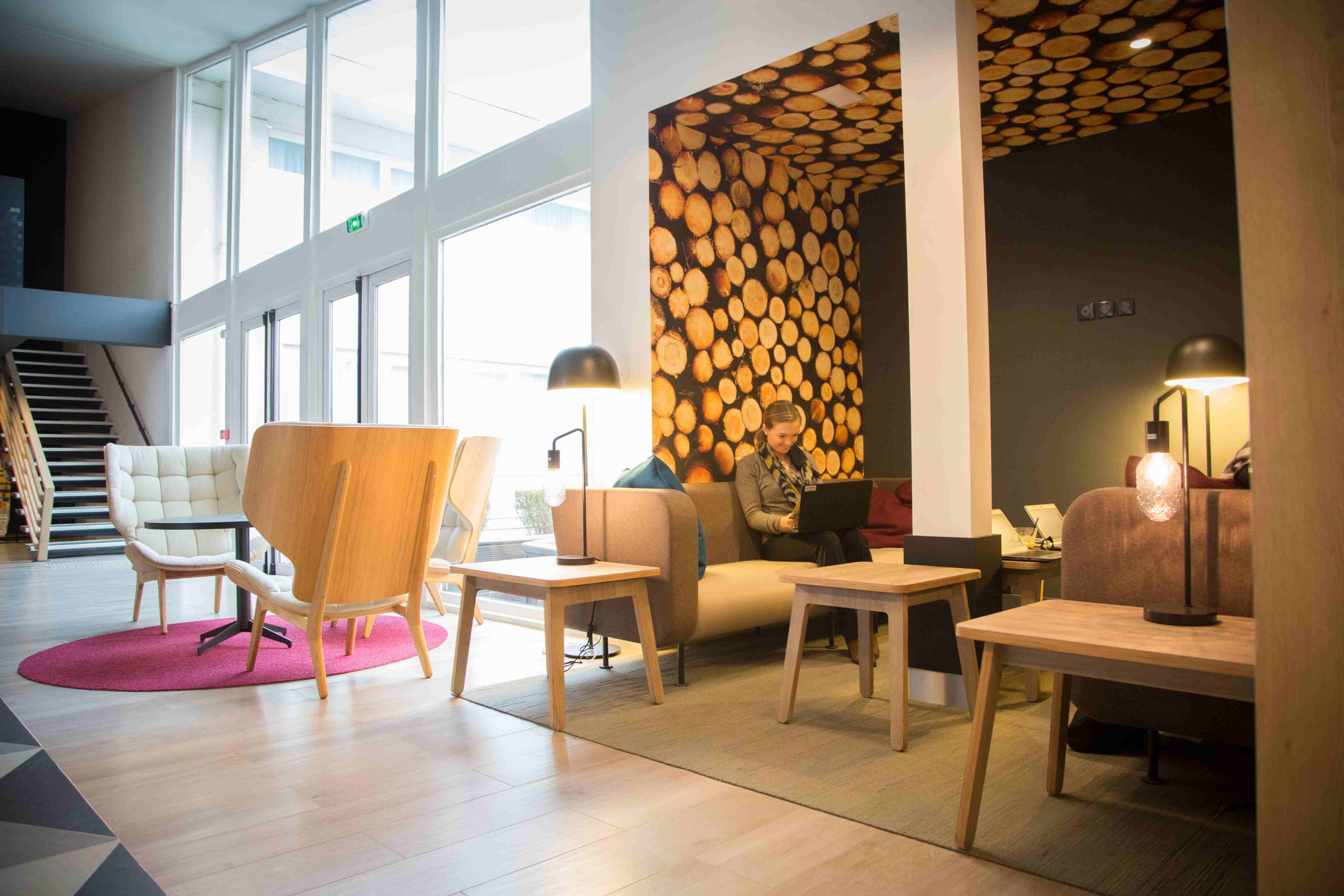 Salon lounge moderne et lumineux au Novotel Lille Aéroport