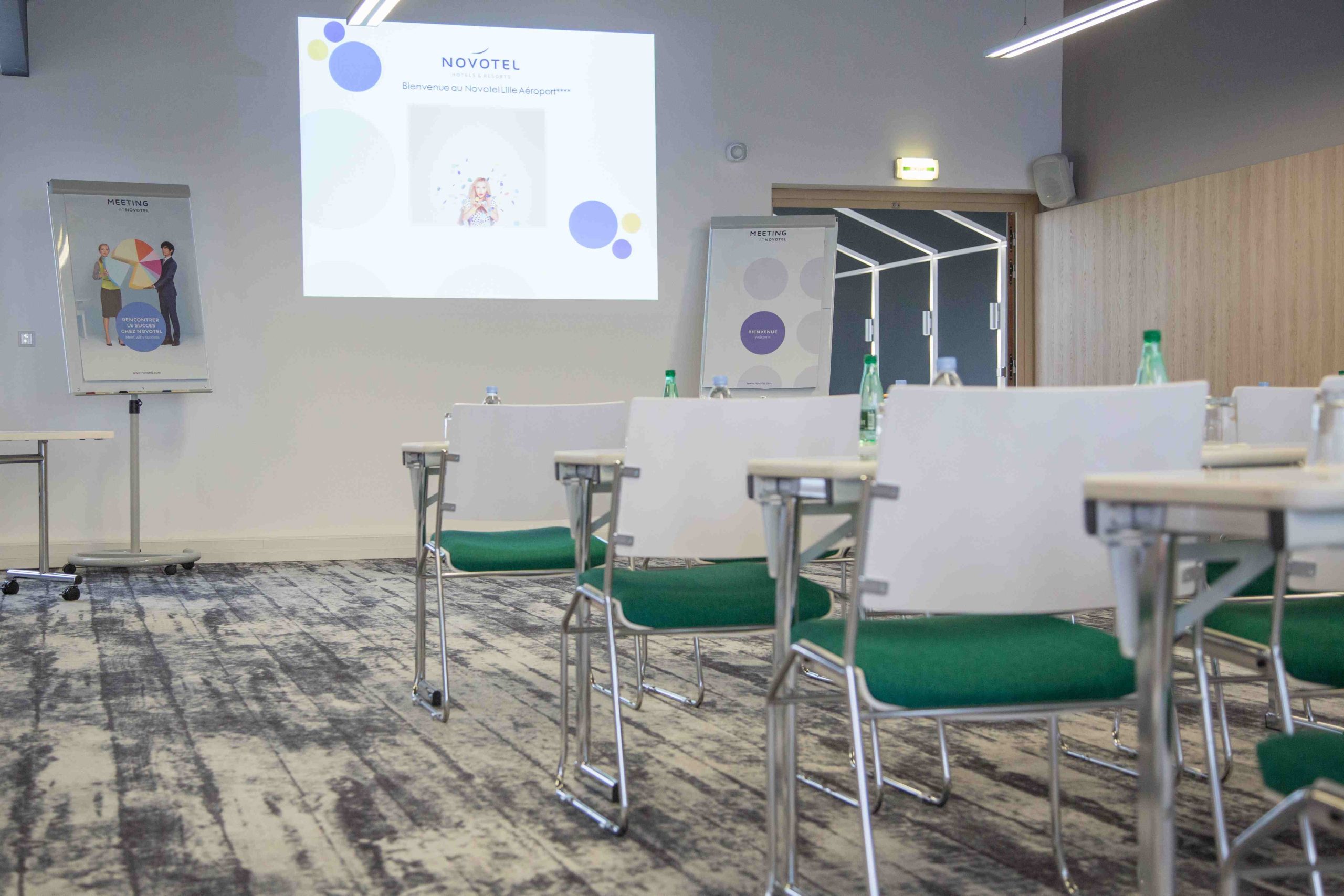Salle de formation avec chaises tablettes