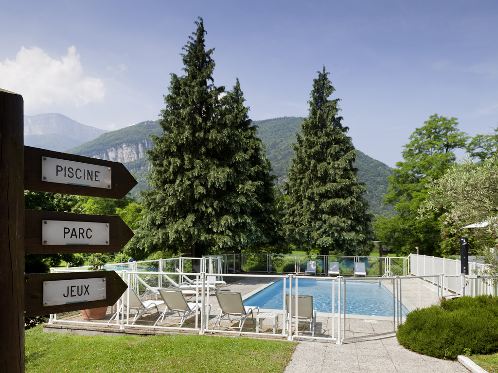Espace détente extérieur avec vue sur les montagnes