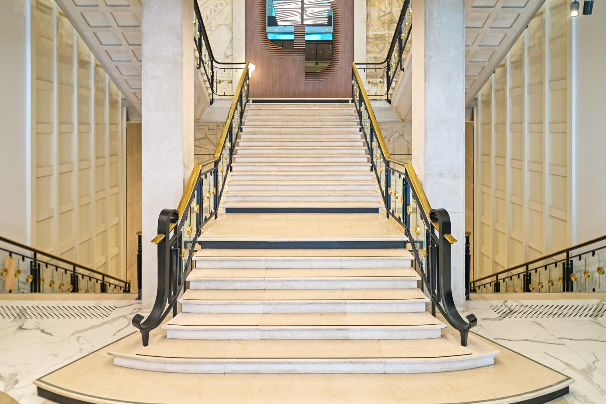 escalier intérieur Novotel Rouen Centre Cathédrale
