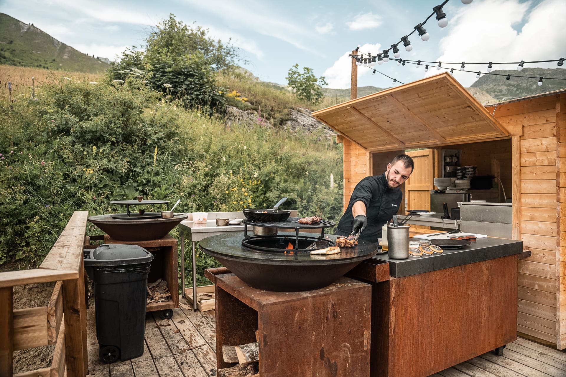 Chef cuisinant à l’Ofyr en terrasse – Les Cèdres, Savoie