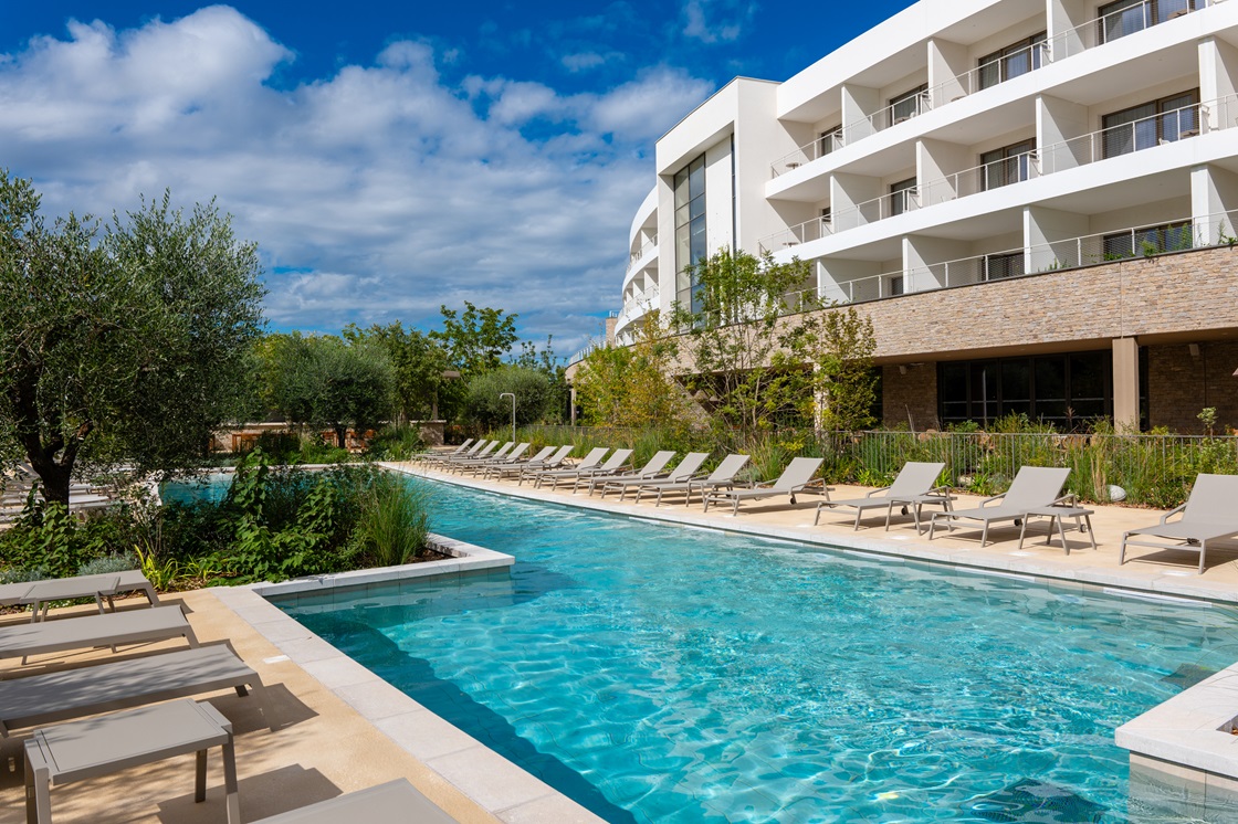 Détente et soleil au bord de la piscine du resort, entre deux réunions.
