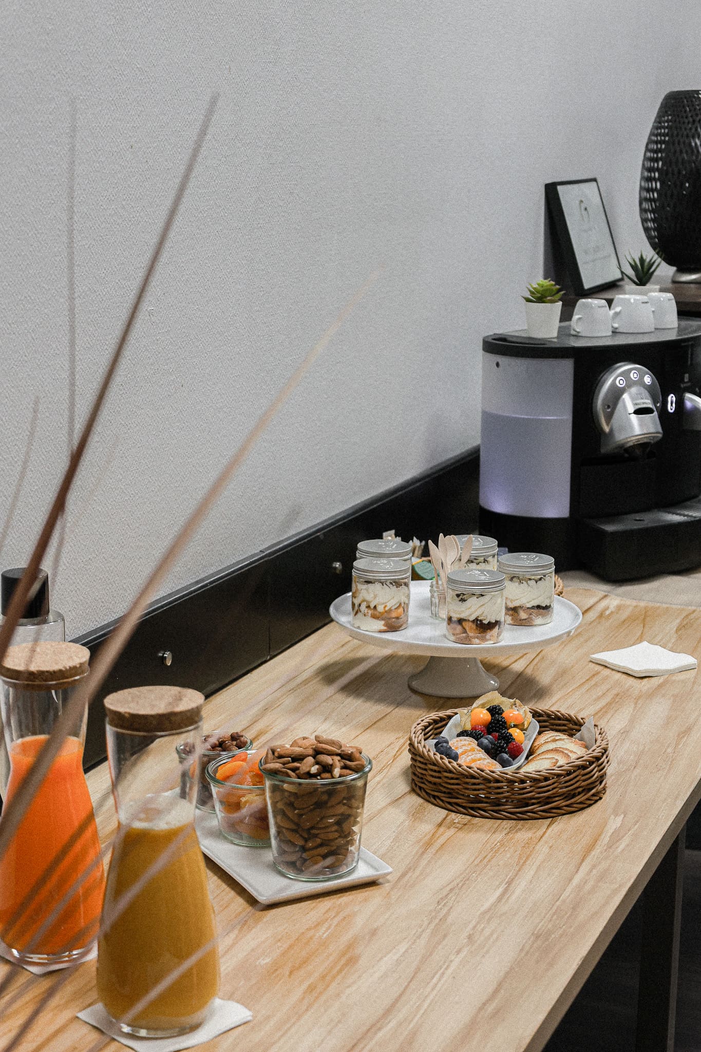 Buffet de pause-café avec pâtisseries et boissons à l’Hôtel Le Galice à Aix-en-Provence