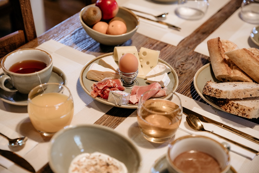 Petit-déjeuner savoyard avec fromages, charcuteries et jus frais