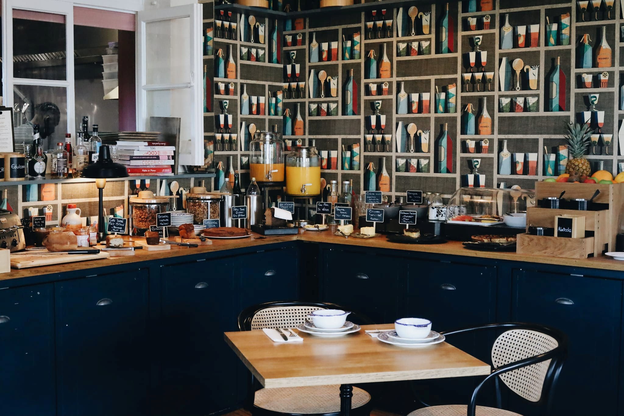 Salon bibliothèque cosy du Donjon Domaine Saint-Clair