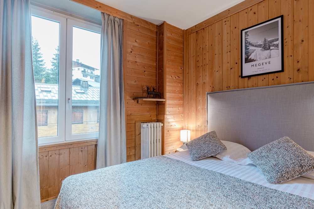 Petite chambre double cosy en bois au Chalet d’Antoine à Megève