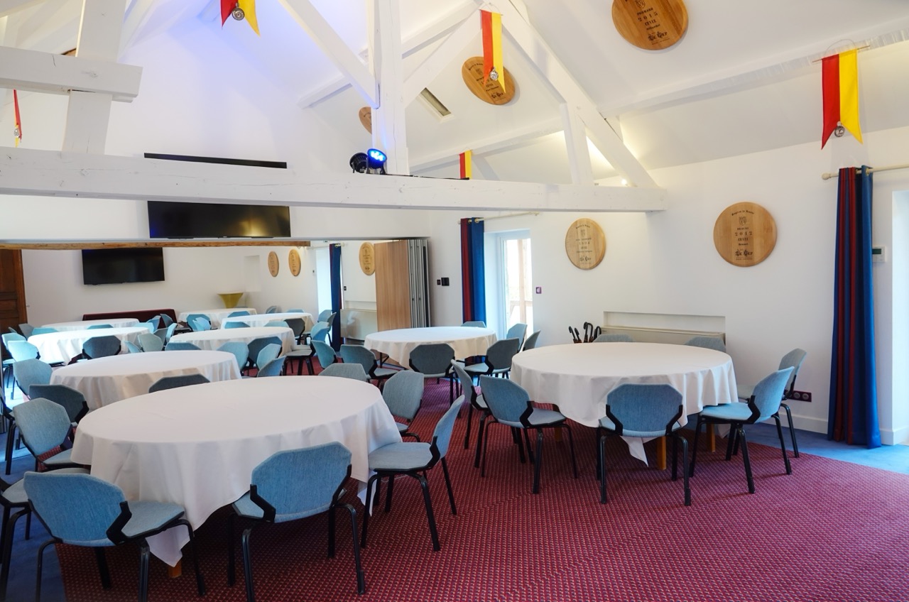 Salle de réunion aménagée pour séminaire à l’Hôtel Le Cep à Beaune