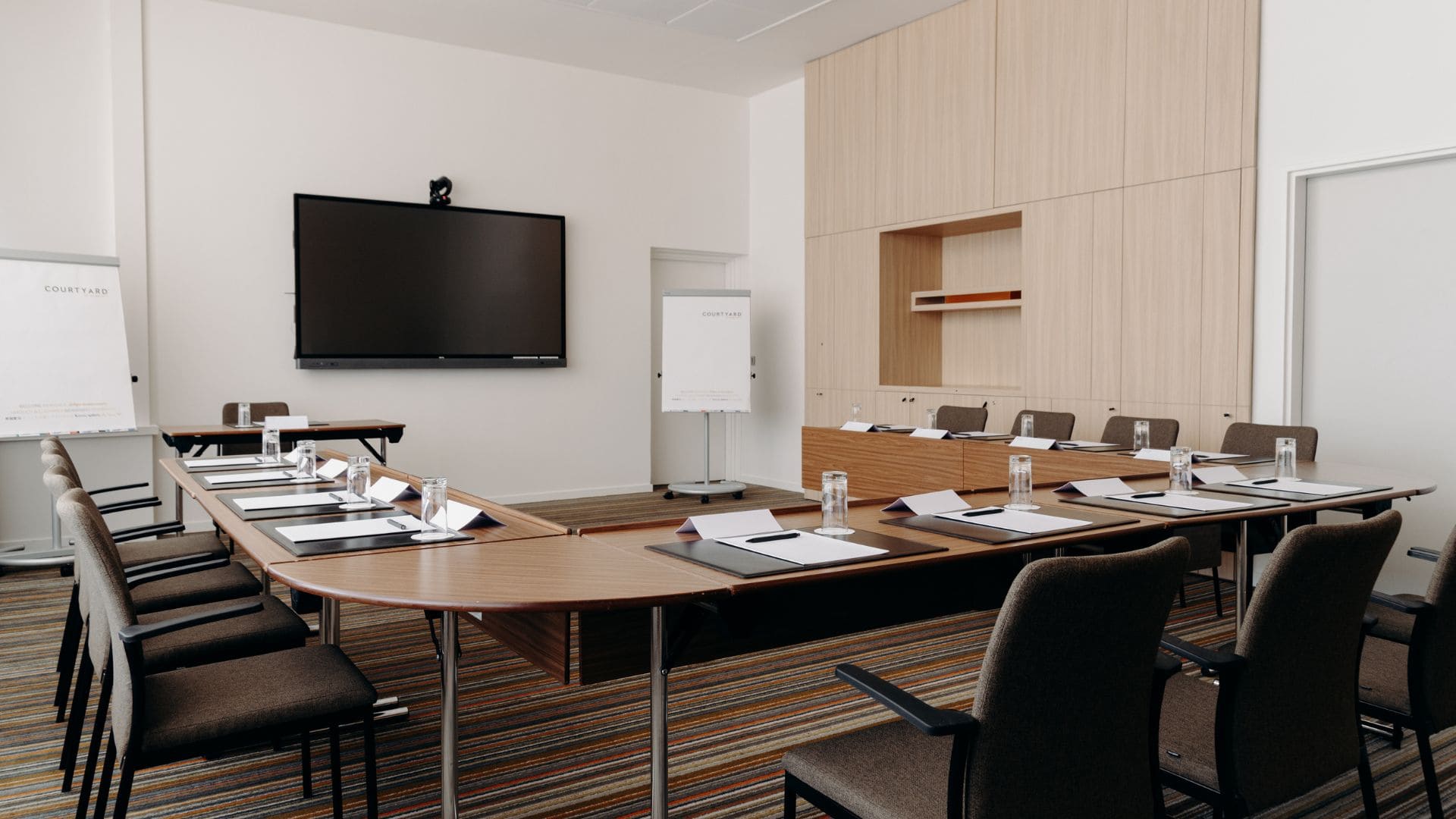 Une salle de réunion fonctionnelle pour comités de direction et formations.