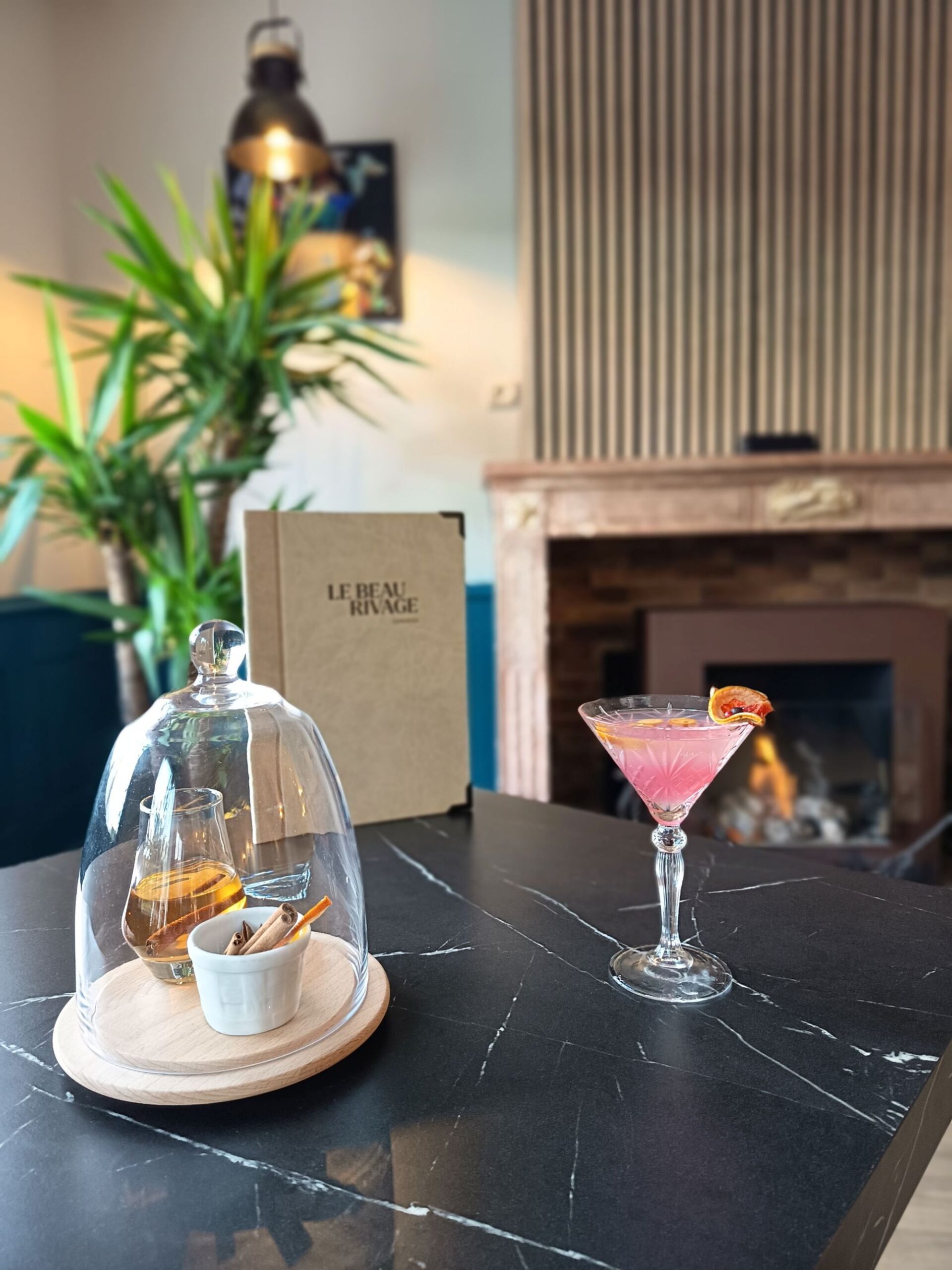 Ambiance lounge au bar du Beau-Rivage Hôtel.