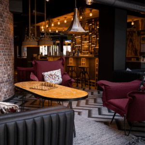 Lobby moderne et lumineux à l’Ibis Styles Palais des Congrès