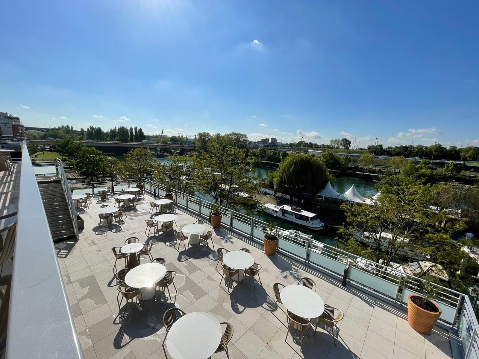 Terrasse extérieure avec tables Hôtel du Port