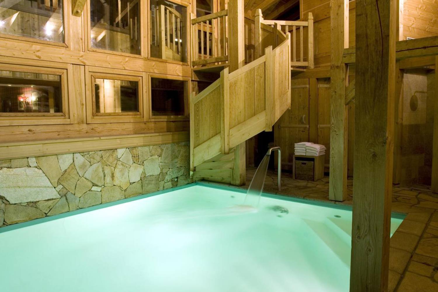 Espace bien-être avec piscine intérieure – Chalet Les Saytels