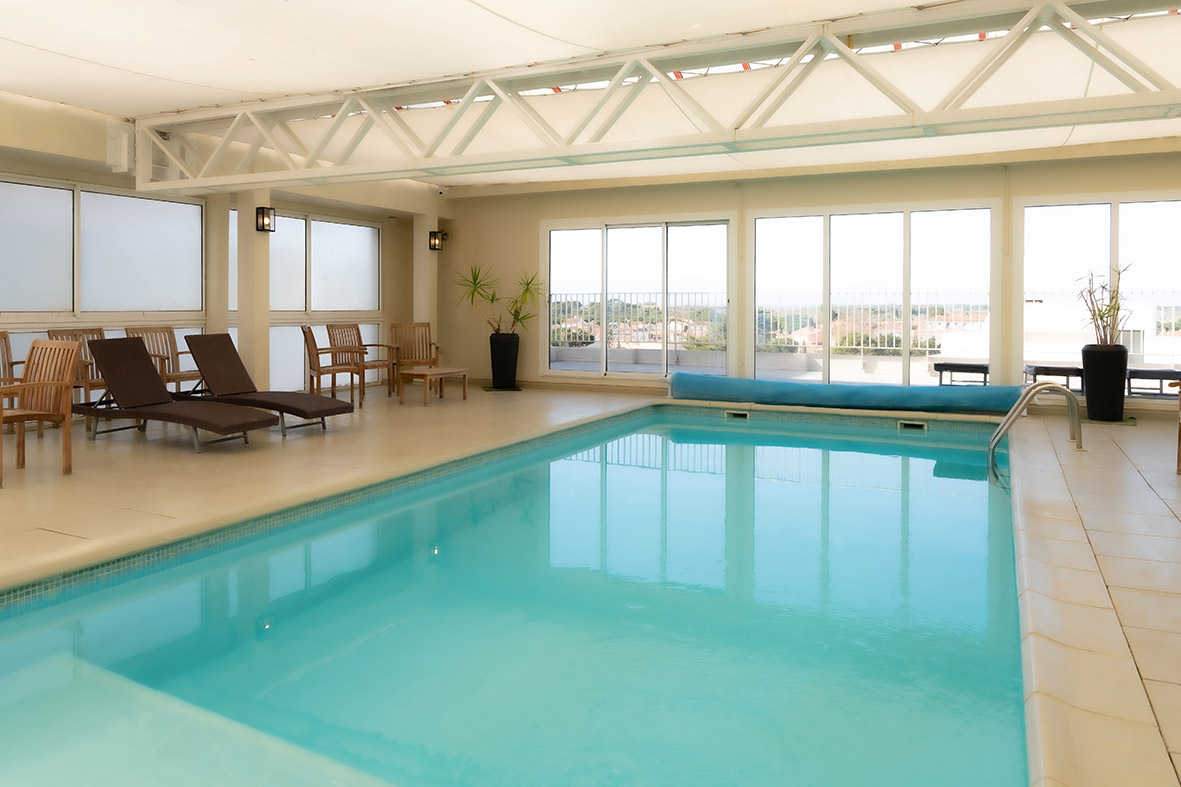 Piscine intérieure de l’Hôtel Mar i Cel avec vue mer