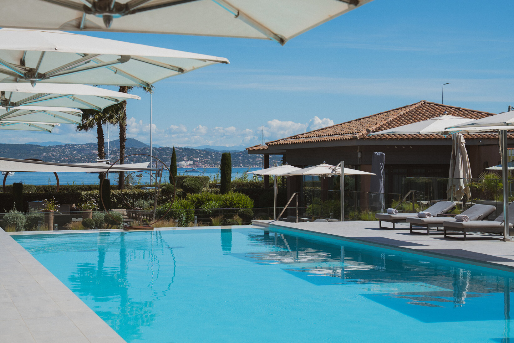 Piscine du Kube Saint-Tropez avec vue sur la mer