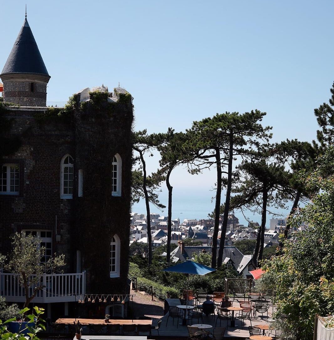 Vue extérieure du Donjon Domaine Saint-Clair entouré de verdure à Étretat