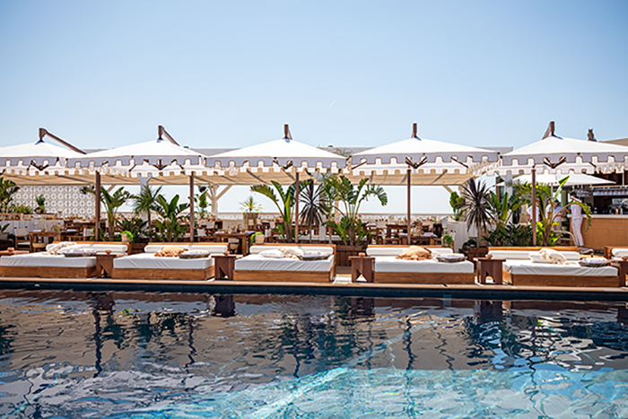 Piscine rooftop avec transats au Fairmont Monte-Carlo