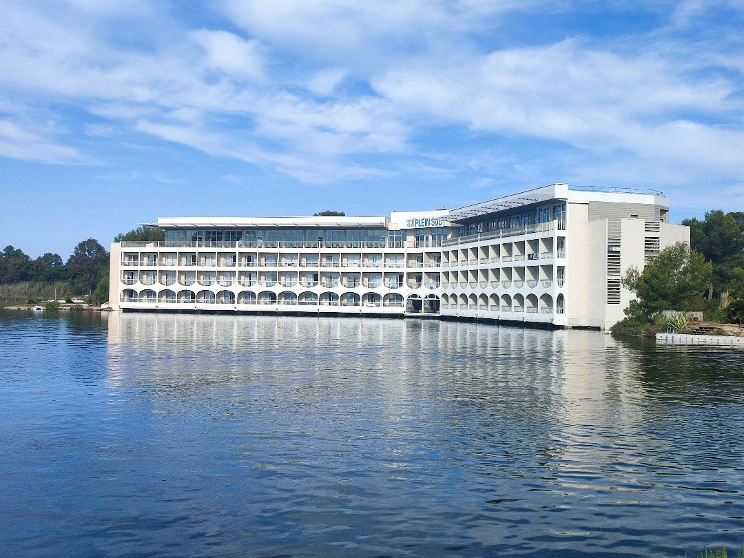 Vue extérieure du Club Plein Sud à Hyères