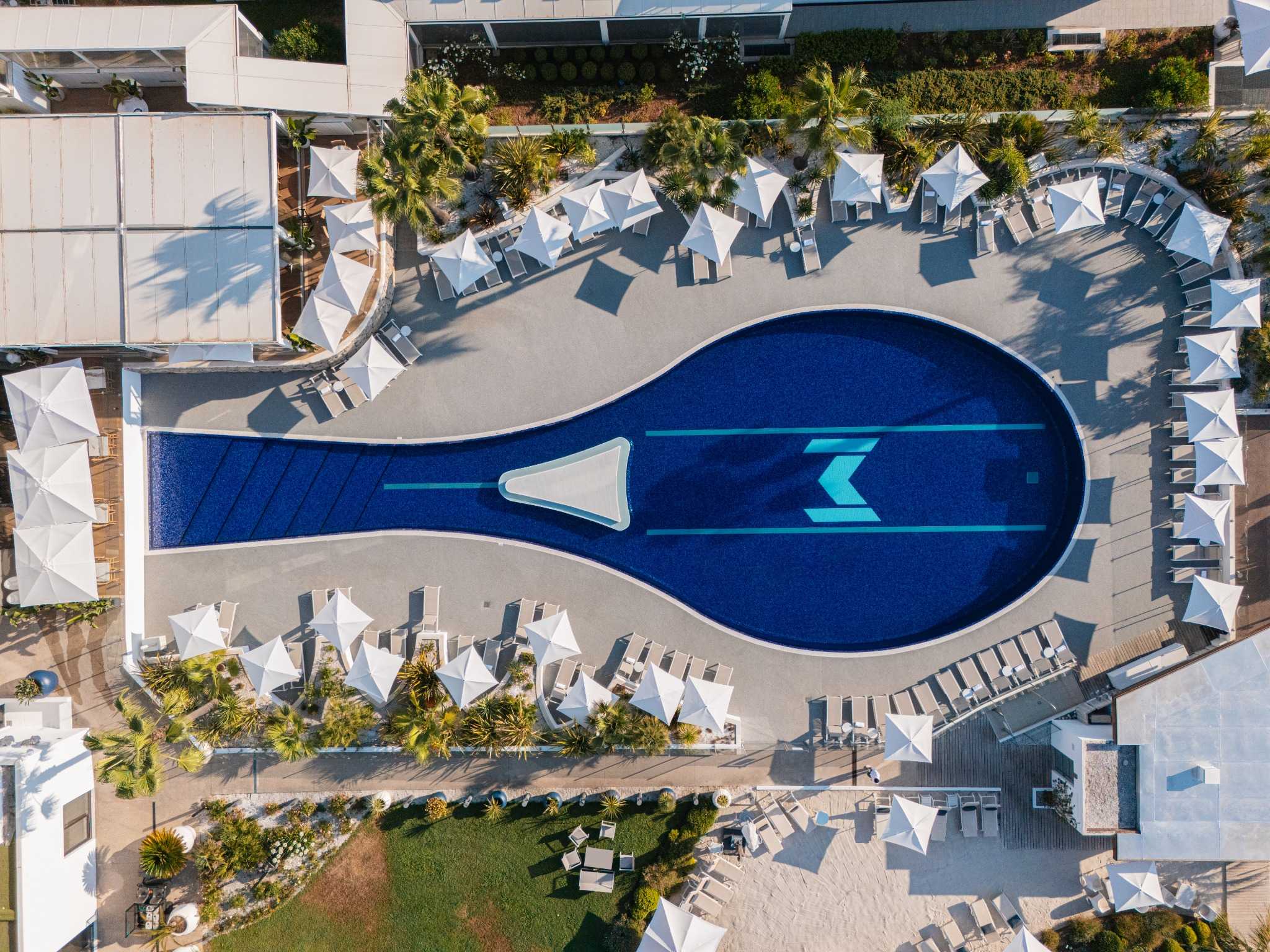 Vue plongeante sur la piscine du Mouratoglou Hôtel & Resort