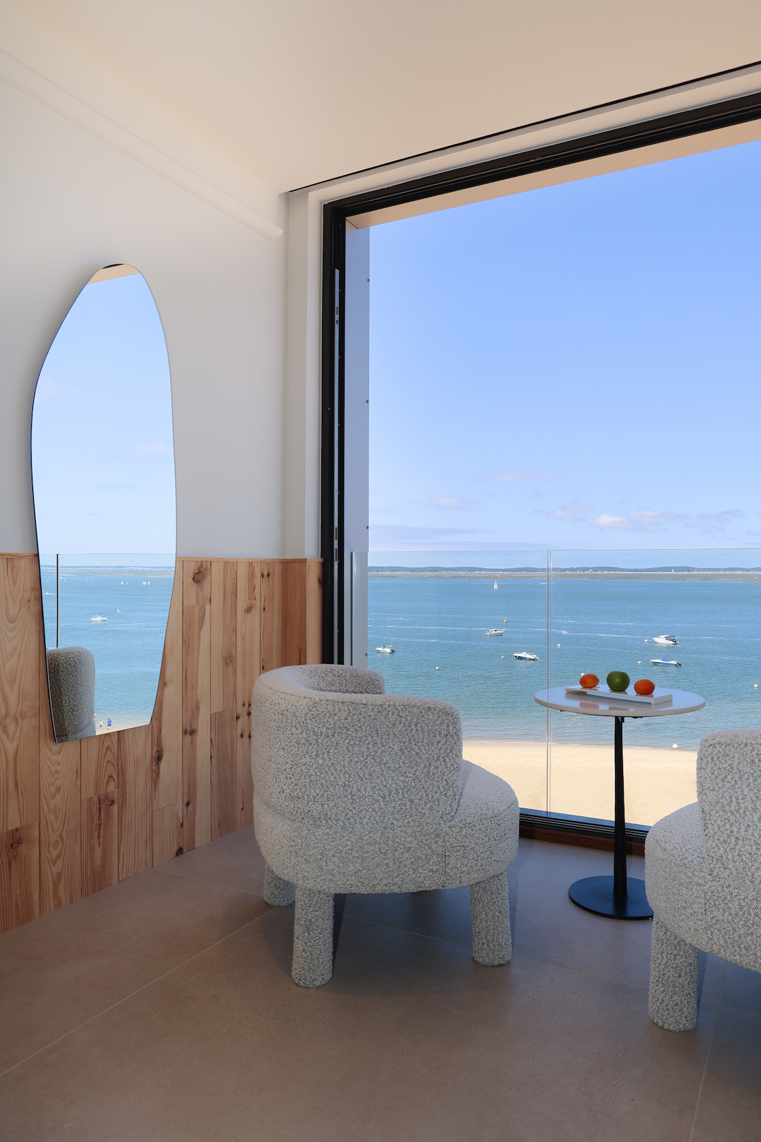 Coin salon vue mer dans une suite