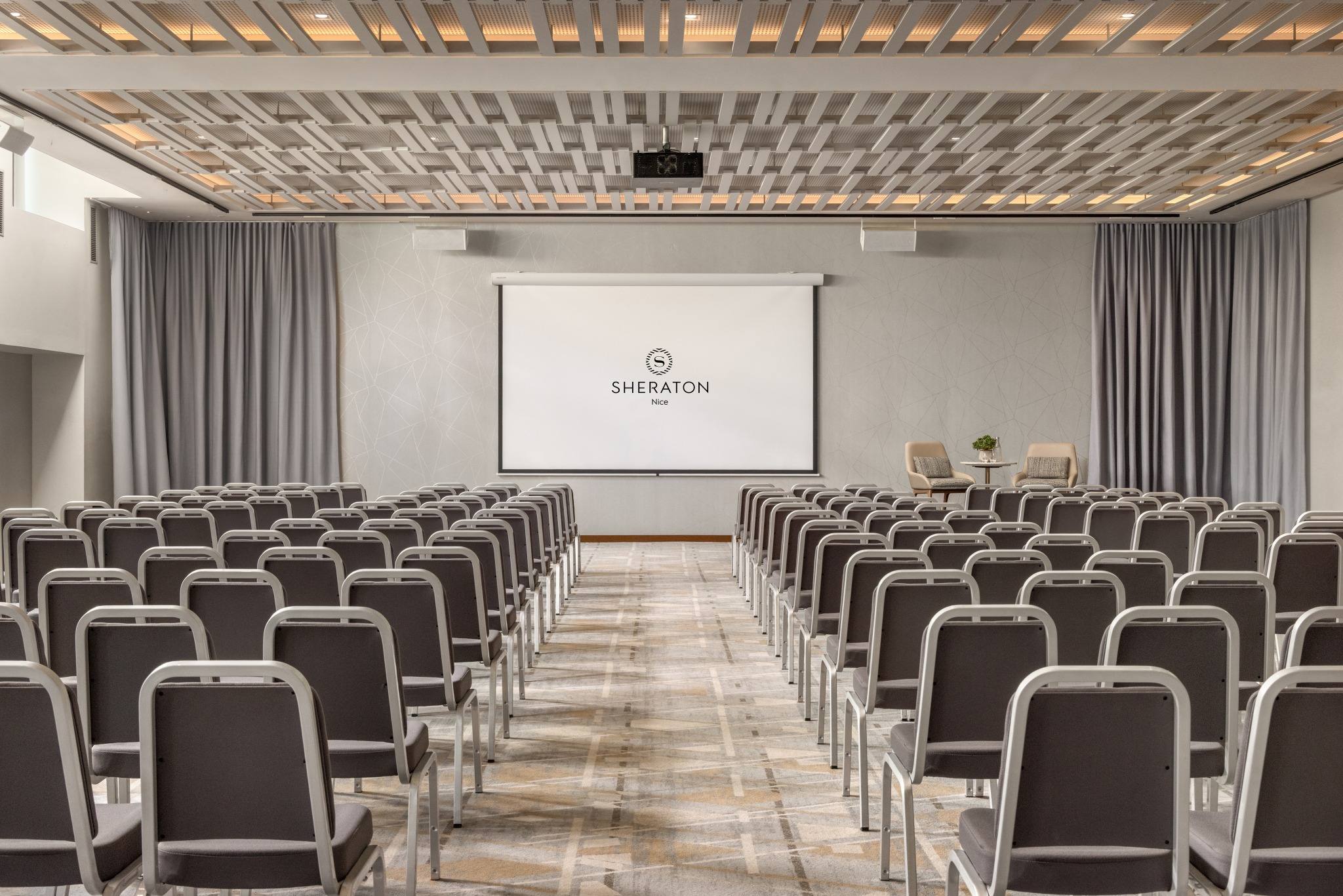 Salle de conférence en configuration théâtre au Sheraton Nice