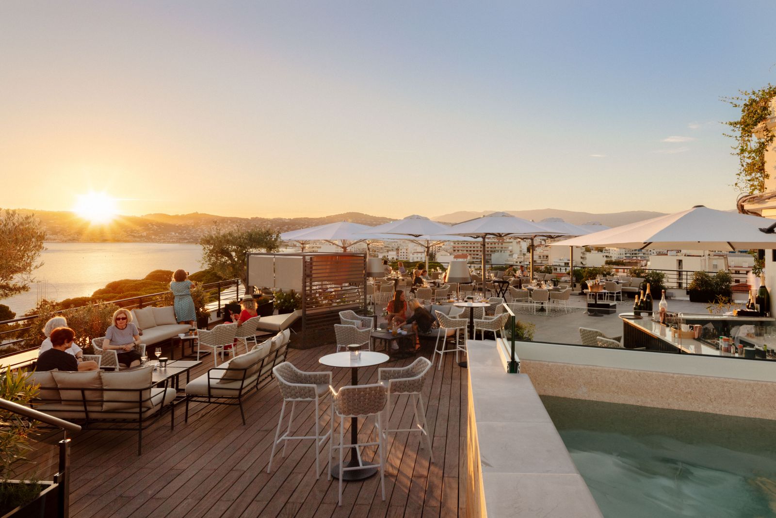 Rooftop du 1932 Hôtel & Spa avec vue panoramique au coucher du soleil