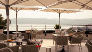 Une terrasse avec vue panoramique sur la Méditerranée.