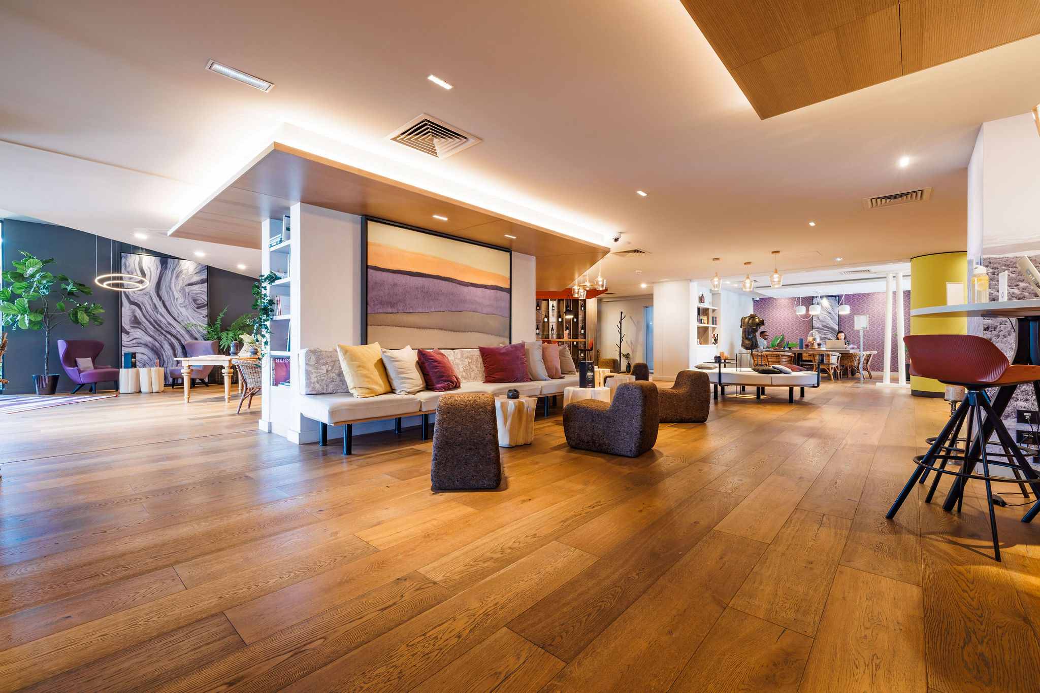 Lobby lumineux du Mercure Hôtel Valence Sud