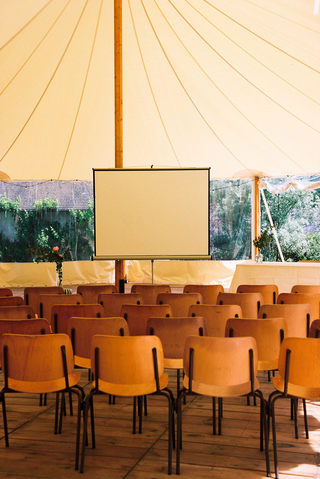 Salle de séminaire sous tente au Repère Sauvage Hôtel