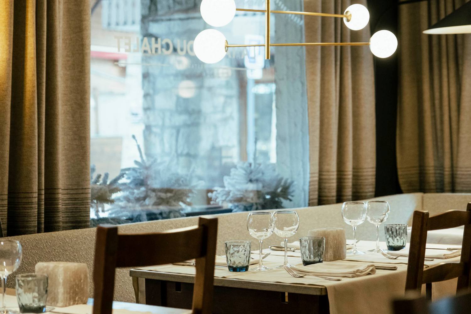 Salle de restaurant élégante avec vue sur la rue – Chalet Les Saytels
