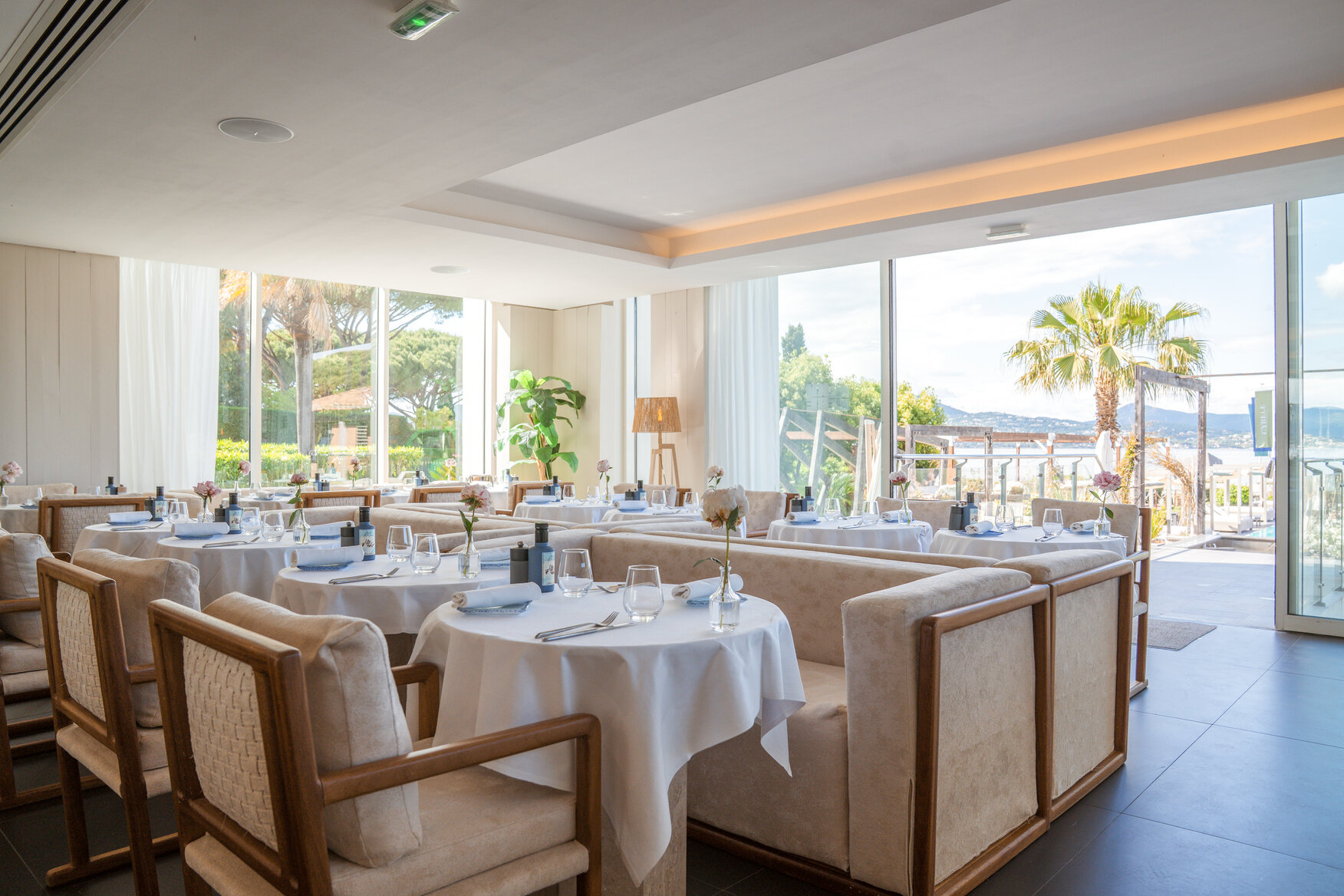 Restaurant lumineux avec vue sur la Méditerranée au Kube Saint-Tropez