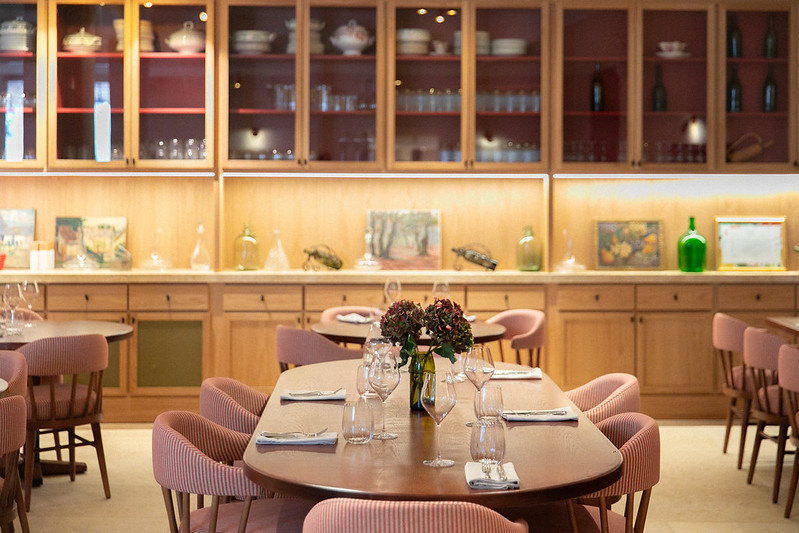 Salle de restaurant chic à l’Hôtel Bellevigne Bourgogne