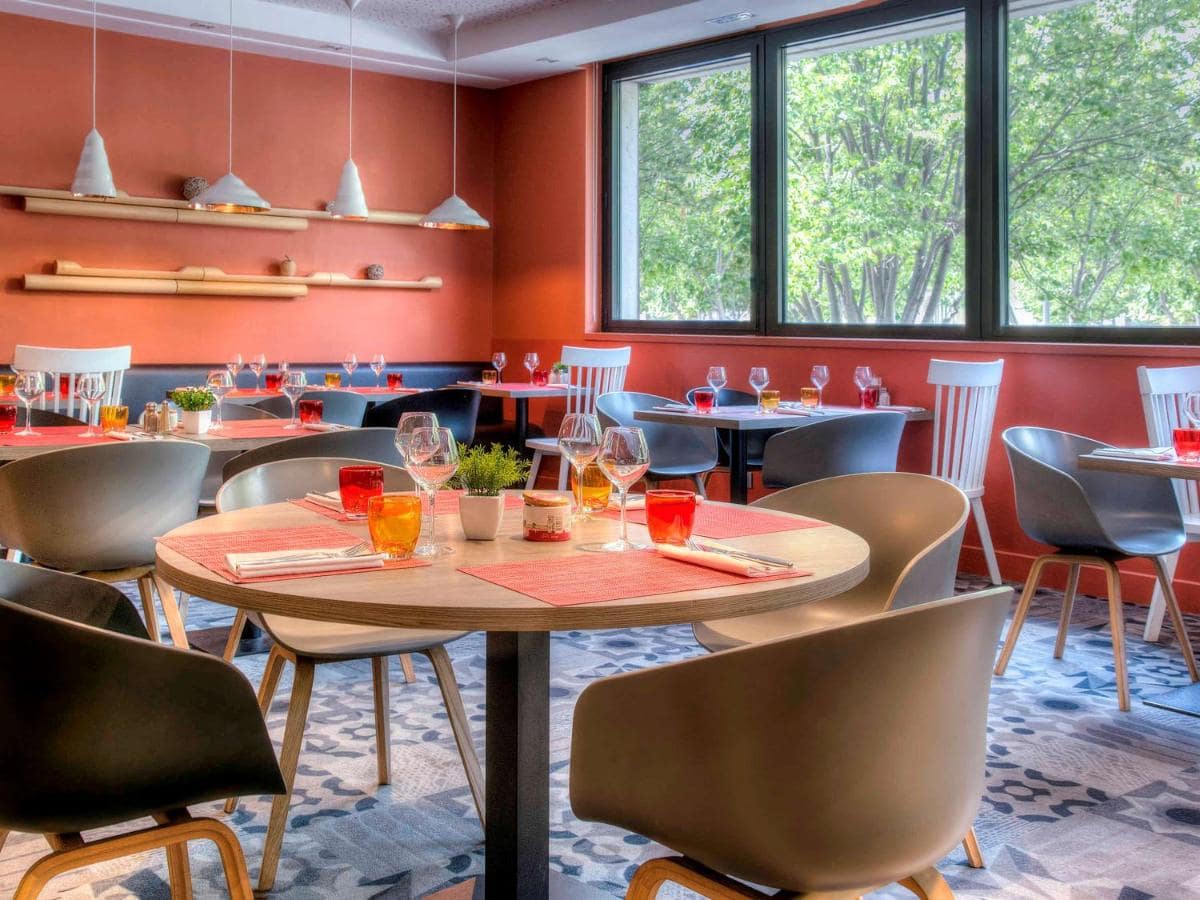 Salle de restaurant chaleureuse au Novotel Marseille Centre Prado