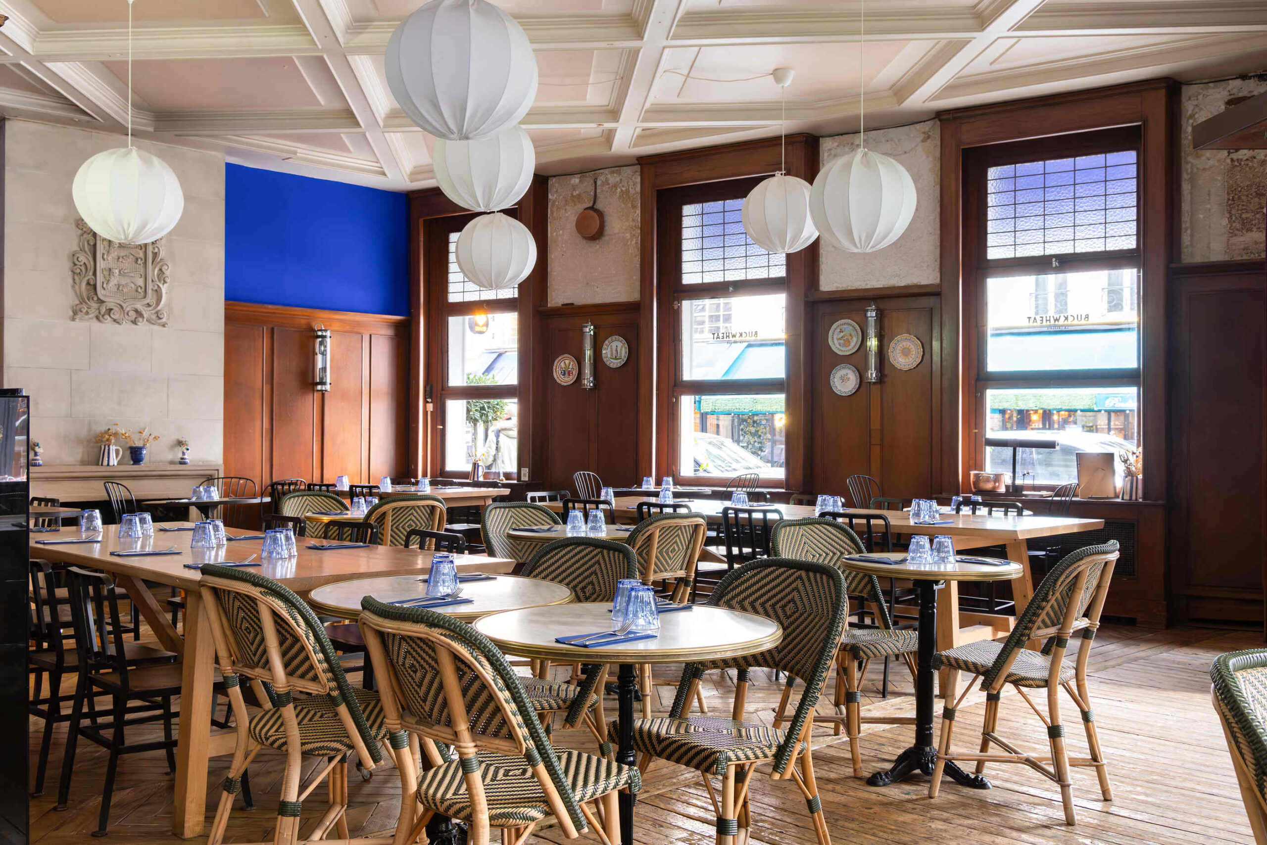Salle de restaurant lumineuse au Normandy Hotel Paris