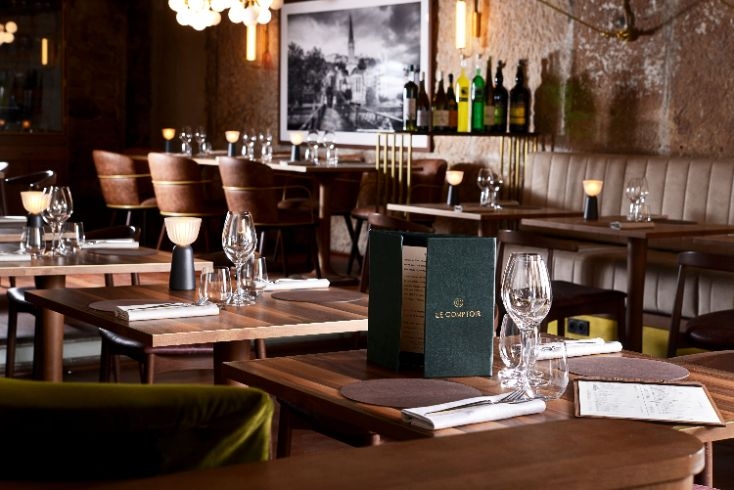 Salle de restaurant élégante avec tables dressées à La Cour des Loges