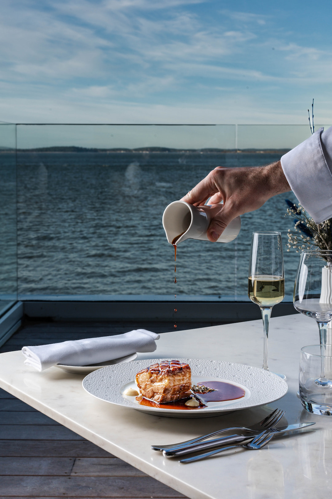 Plat gastronomique en terrasse avec vue mer - Les Vagues Hôtel & Spa