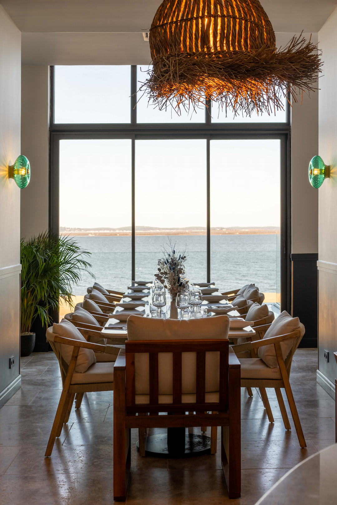 Salle de restaurant avec baie vitrée – Les Vagues Hôtel & Spa