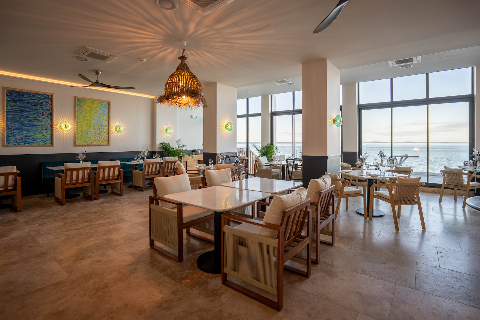 Restaurant intérieur avec vue mer