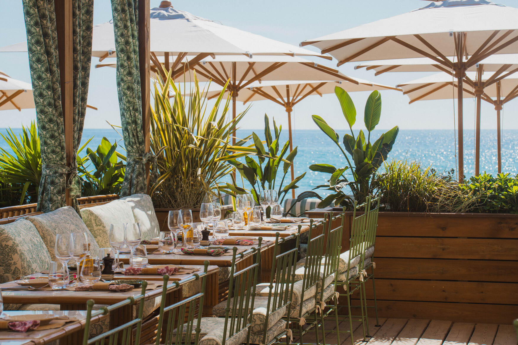Terrasse végétalisée avec tables au Kube Saint-Tropez