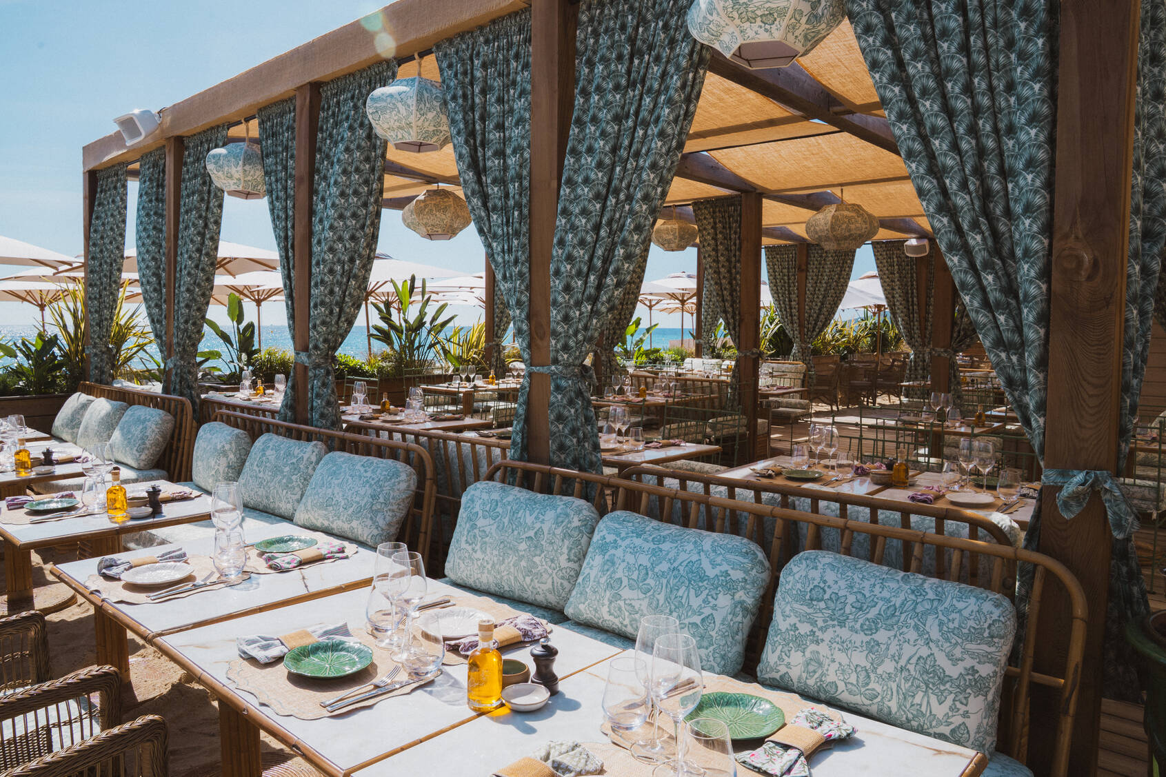 Espace restauration couvert au Kube Saint-Tropez