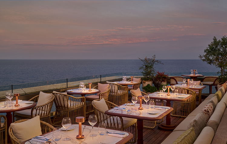 Terrasse du restaurant au Fairmont Monte-Carlo au coucher du soleil