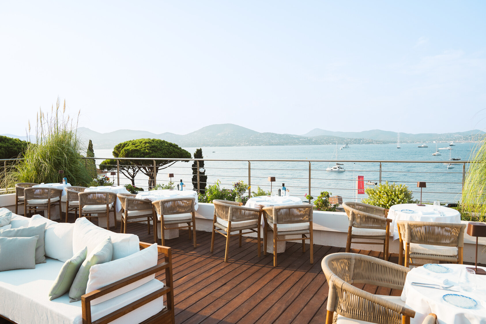 Terrasse aménagée avec vue mer au Kube Saint-Tropez