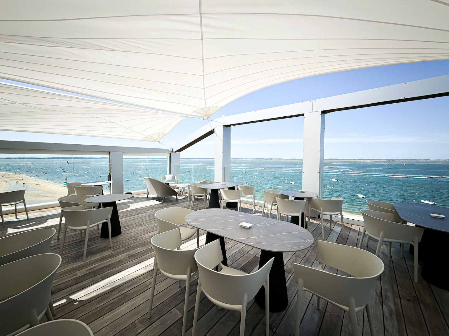 Terrasse rooftop avec vue mer – Les Vagues Hôtel & Spa
