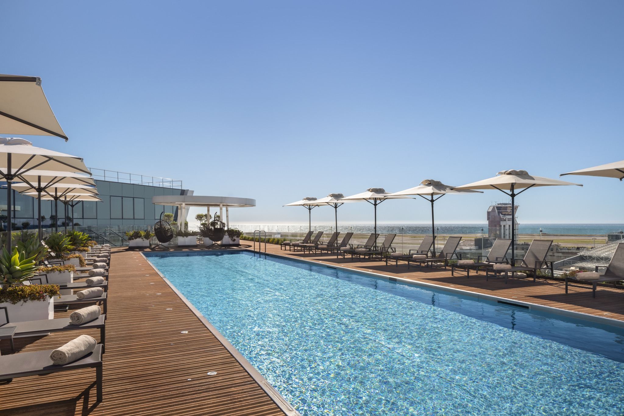 Piscine extérieure avec terrasse au Sheraton Nice