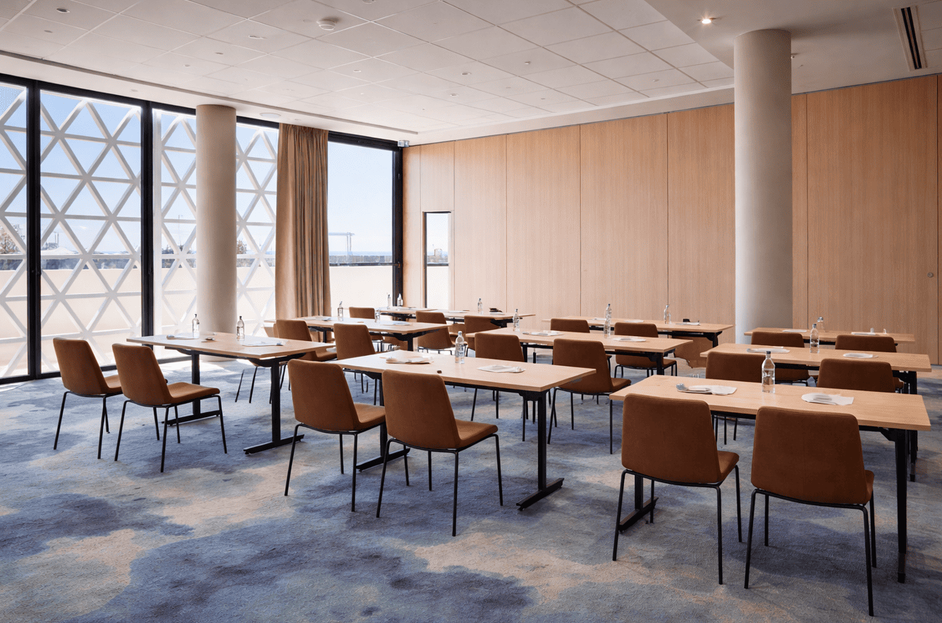 Salle de réunion de l’Hôtel Marina Baie des Anges pour séminaire