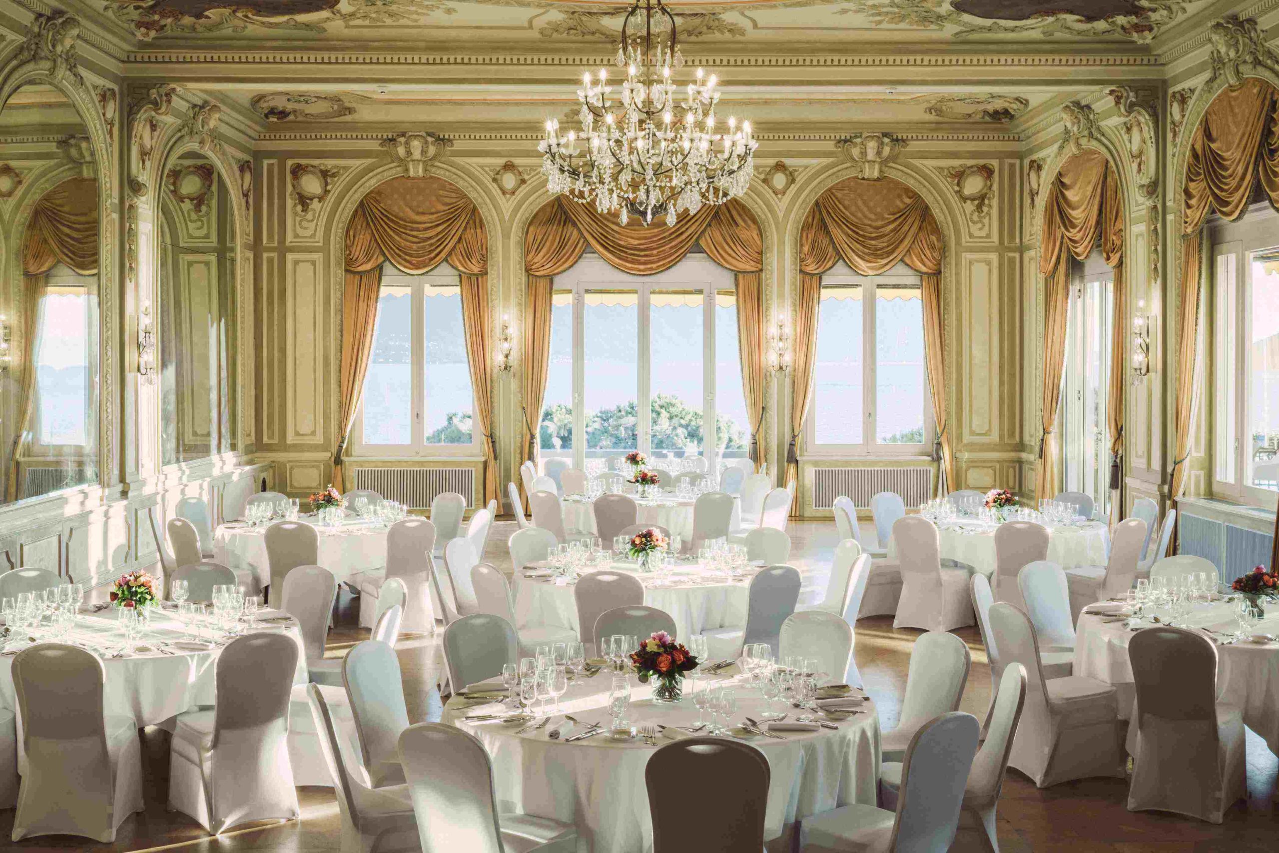 Salle de réception élégante du Grand Hôtel Suisse Majestic à Montreux
