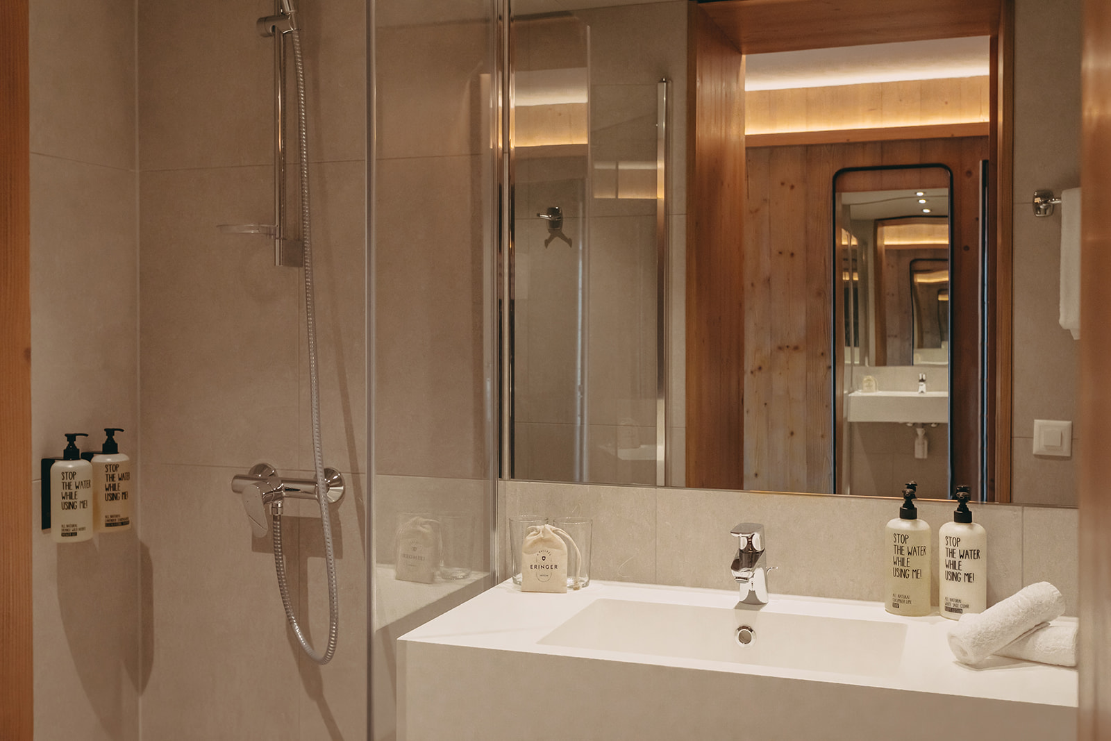 Salle de bain chambre hotel douche vasque