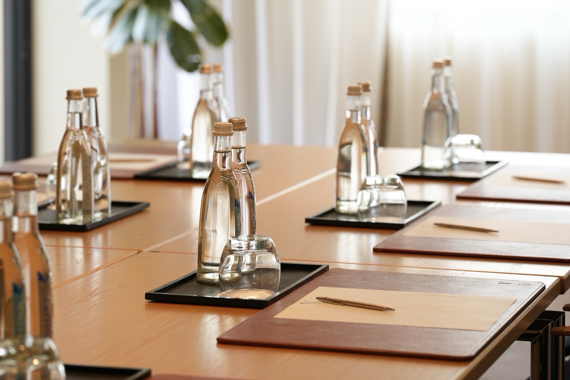 Table de réunion avec bouteilles d’eau au Five Seas Cannes