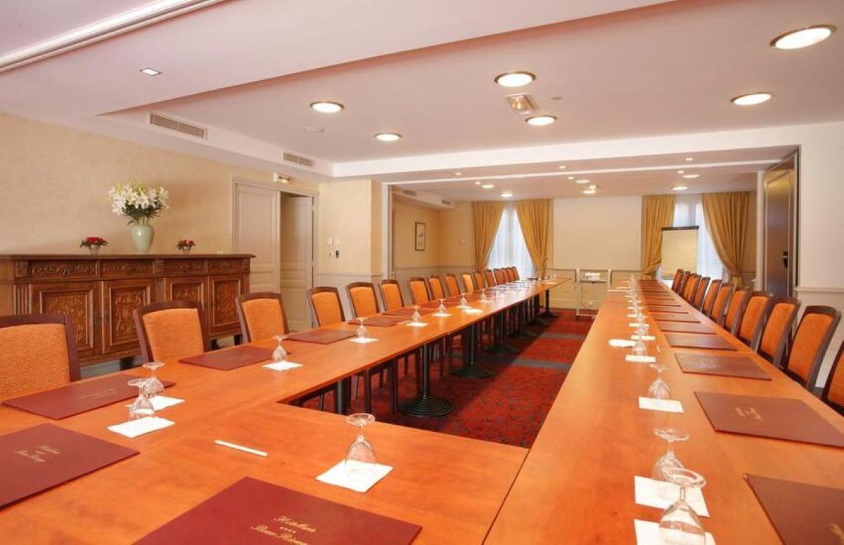 Salle de réunion équipée au Beau-Rivage Hôtel Annecy