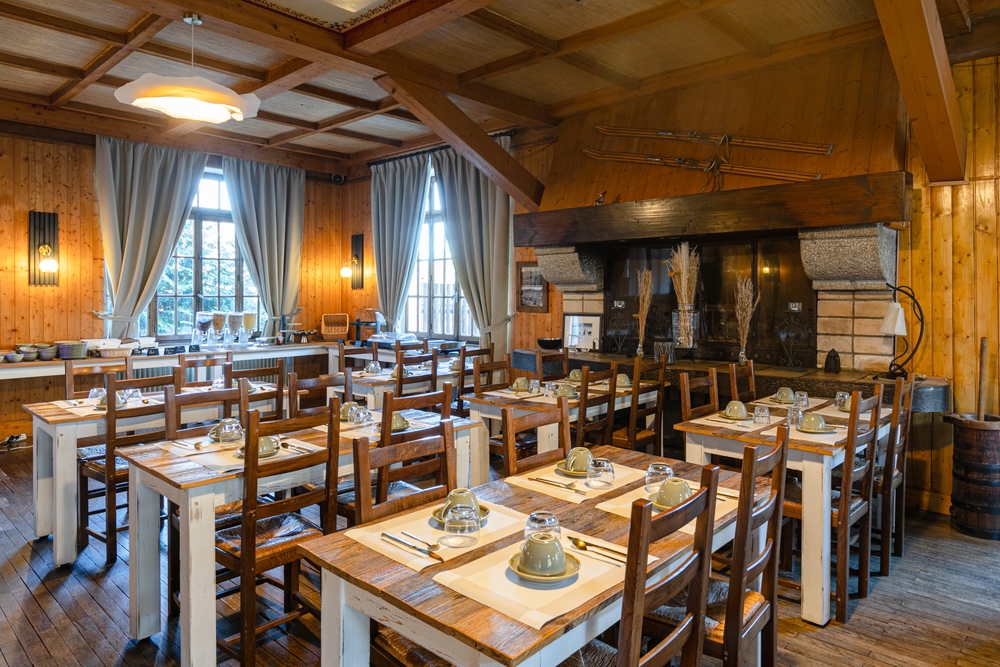 Salle de restaurant conviviale au style montagnard