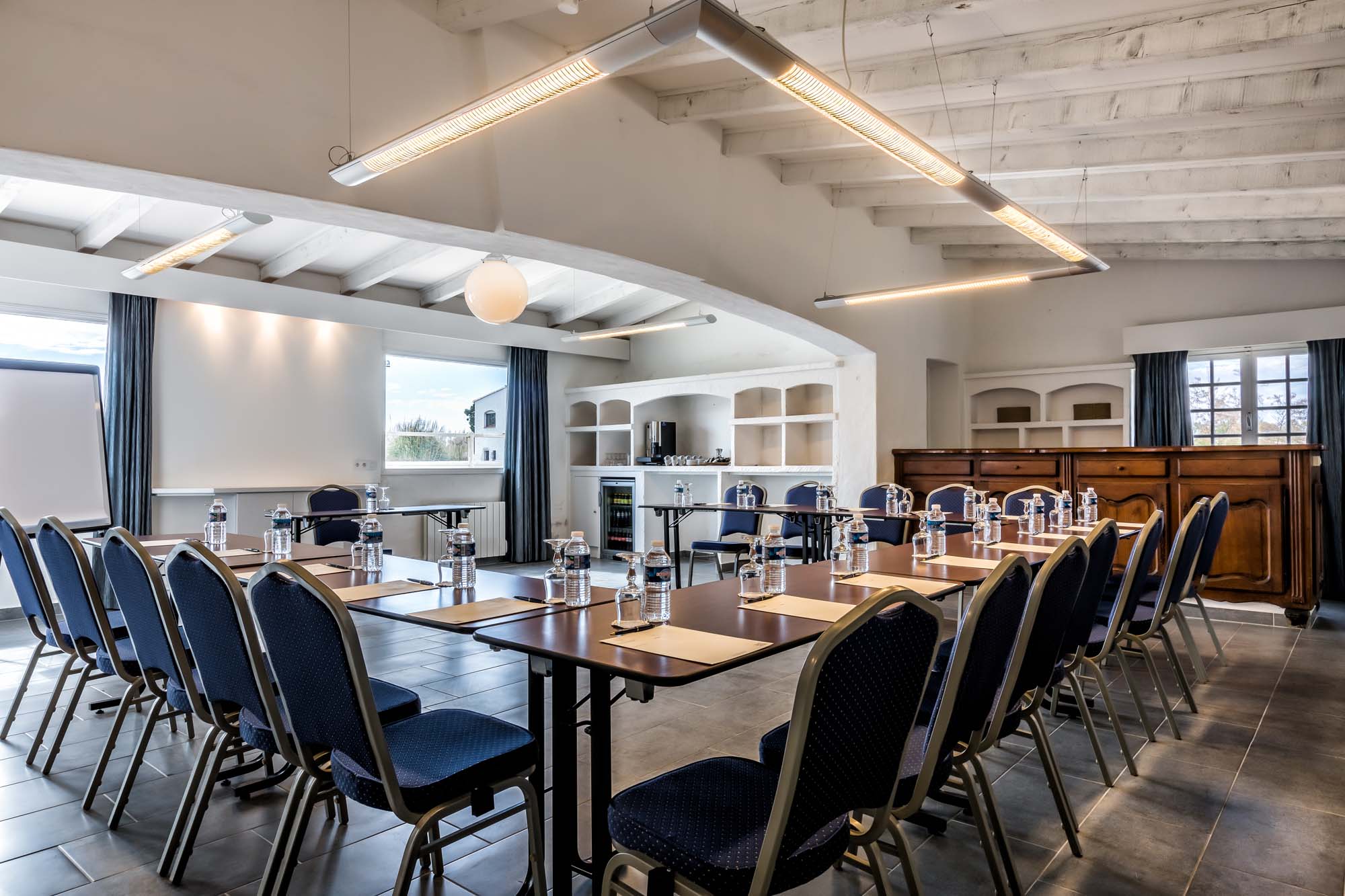 Présentation salle de réunion : Auberge Cavalière du Pont des Bannes